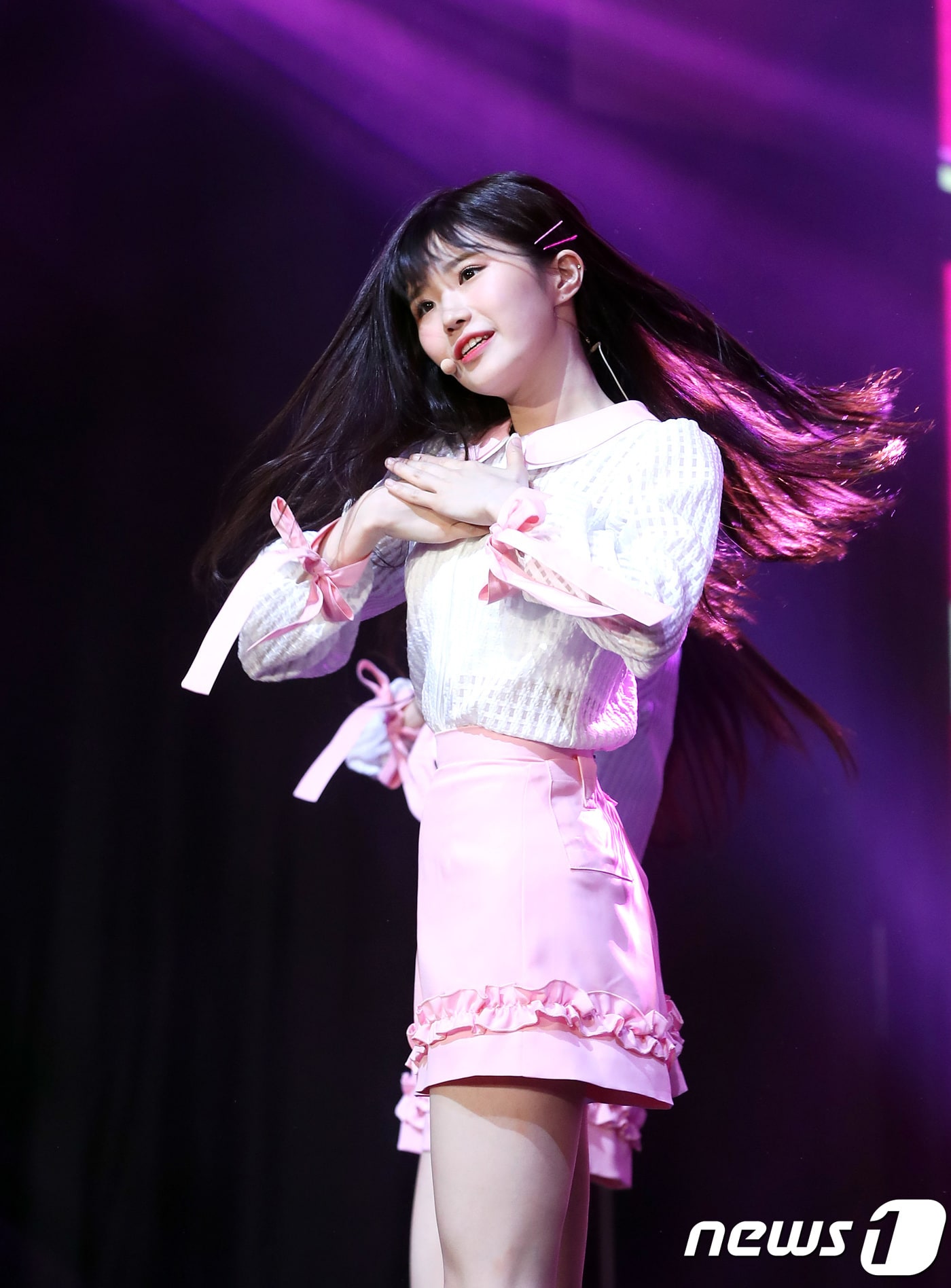 프로미스나인(fromis_9) 송하영이 5일 오후 서울 명동 메사홀에서 열린 두번째 미니 앨범 'To, Day' 발매 기념 쇼케이스에 참석해 신곡을 선보이고 있다. 'To, Day'는 달콤청량 새싹돌 프로미스나인(노지선, 송하영, 이새룜, 이채영, 이나경, 박지원, 이서연, 배지헌)이 누구나 한 번쯤 겪어봤을 설렘이라는 감정에 대한 이야기를 솔직하게 표현한 앨범이다. 2018.6.5./뉴스1 ⓒ News1 권현진 기자