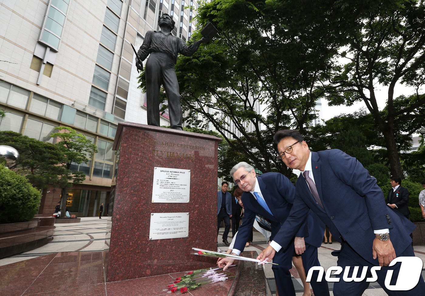 지난 4일 롯데호텔서울에서 열린 '알렉산드르 뿌쉬낀 기념 시 낭송회'에서 롯데호텔 김정환 대표이사(오른쪽)와 알렉산드르 티모닌 주한러시아대사가 푸쉬낀 동상에 기념 헌화를 하고 있다.ⓒ News1