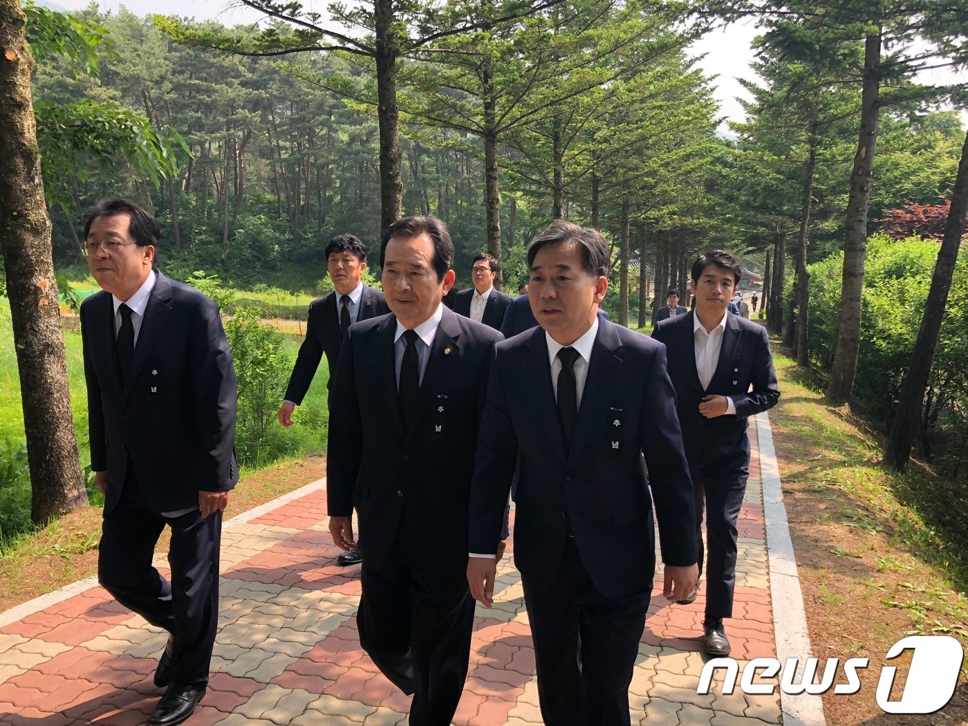 정세균 전 국회의장(사진 가운데)이 6일 제천시 모산동 충혼탑에서 이후삼 국회의원 후보(사진 오른쪽)와 이상천 제천시장 후보(사진 왼쪽)와 함께 추념식에 참석했다.ⓒ News1