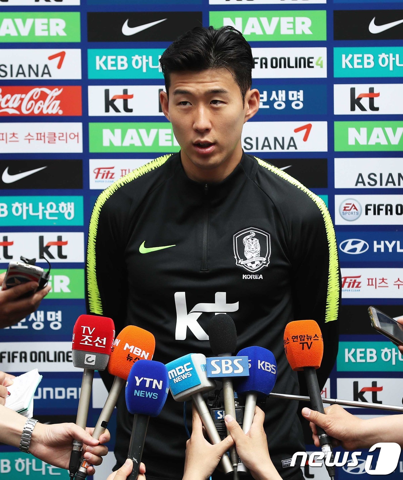 2018 러시아월드컵에 출전하는 축구대표팀 손흥민이 6일 오후(현지시간) 사전 캠프지인 오스트리아 잘츠부르크 근교 레오강(Leogang) 스타인베르그 스타디움에서 열린 훈련에 앞서 취재진과 인터뷰를 하고 있다. 2018.6.6/뉴스1 ⓒ News1 오대일 기자