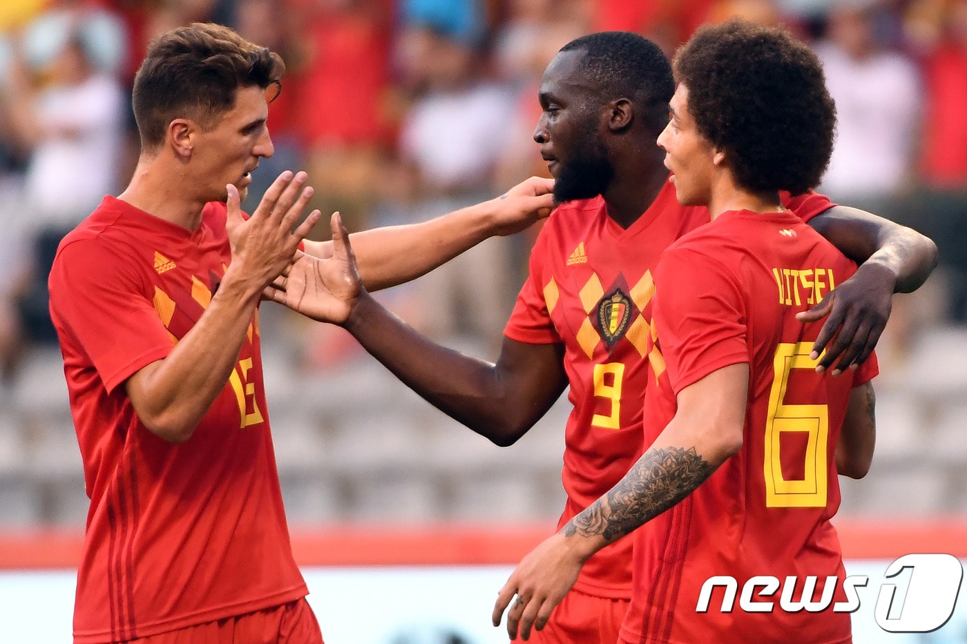 벨기에 대표팀 공격수 로멜루 루카쿠(가운데)가 7일(한국시간) 벨기에 브뤼셀의 보두앵 국왕 경기장에서 열린 이집트와의 평가전에서 득점 후 동료들에게 축하를 받고 있다. ⓒ AFP=News1