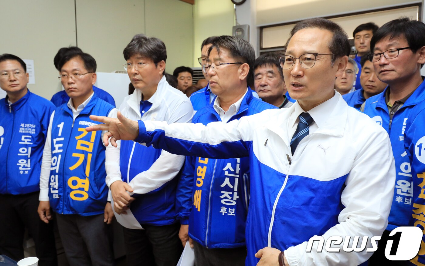 홍영표 더불어민주당 원내대표가 7일 전북 익산시 익산시청 프레스센터에서 이춘석 당 사무총장과 김영배 당 익산시장 후보 등과 함께 KTX김제혁신역 등에 대한 기자회견을 하고 있다. 2018.6.7/뉴스1 ⓒ News1 문요한 기자