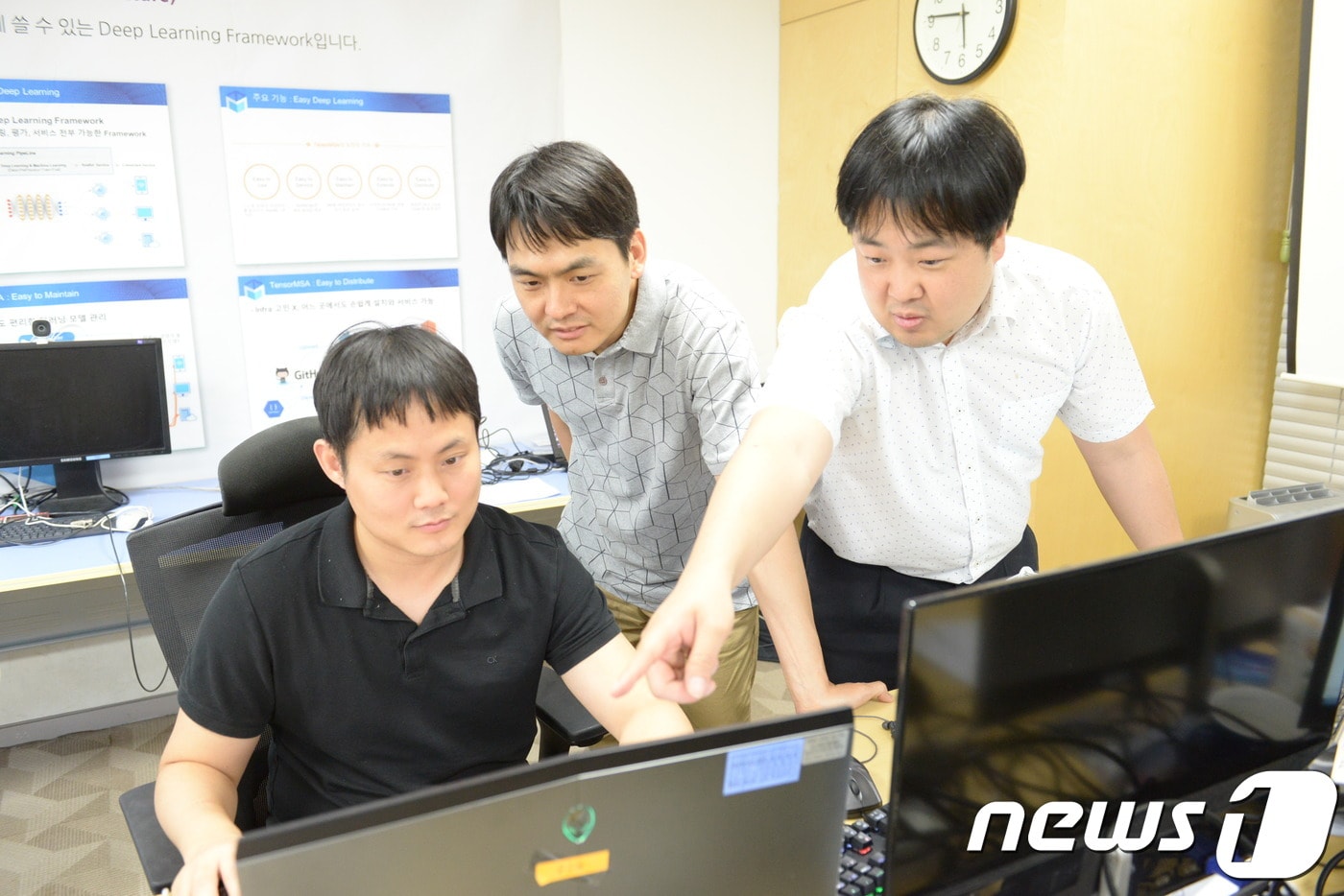 포스코ICT 학습동아리 회원들이 AI 관련 솔루션을 개발하고 있다.(포스코ICT 제공)ⓒ News1