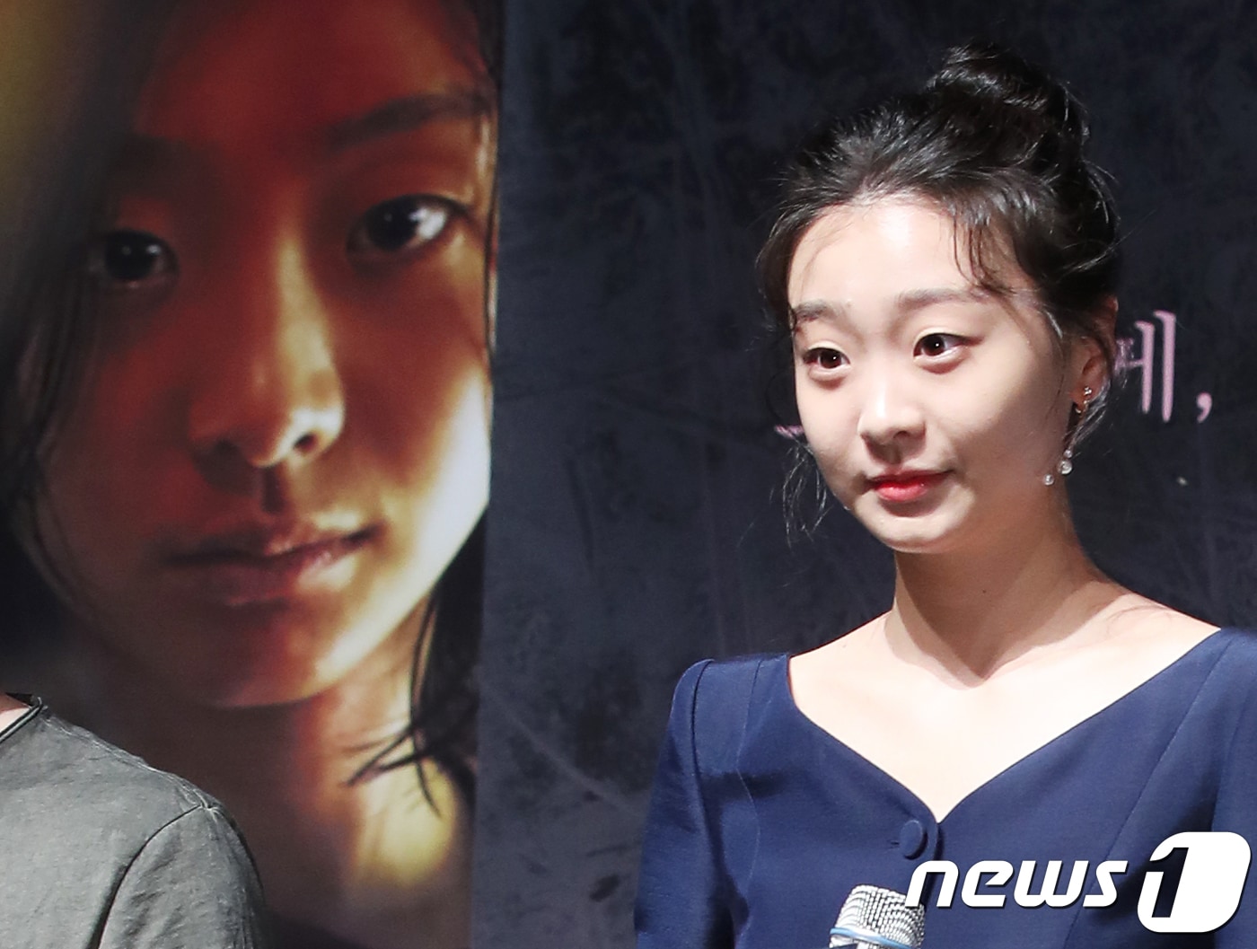 배우 김다미가 8일 오전 서울 압구정cgv에서 열린 영화 '마녀'(감독 박훈정) 제작보고회에 참석해 매력을 발산하고 있다. ‘마녀’는 시설에서 많은 이들이 죽은 의문의 사고, 그날 밤 홀로 탈출한 후 모든 기억을 잃고 사라온 고등학생 자윤(김다미 분) 앞에 의문의 인물이 나타나면서 시작되는 이야기를 그린 작품이다. 2018.6.8./뉴스1 ⓒ News1 권현진 기자