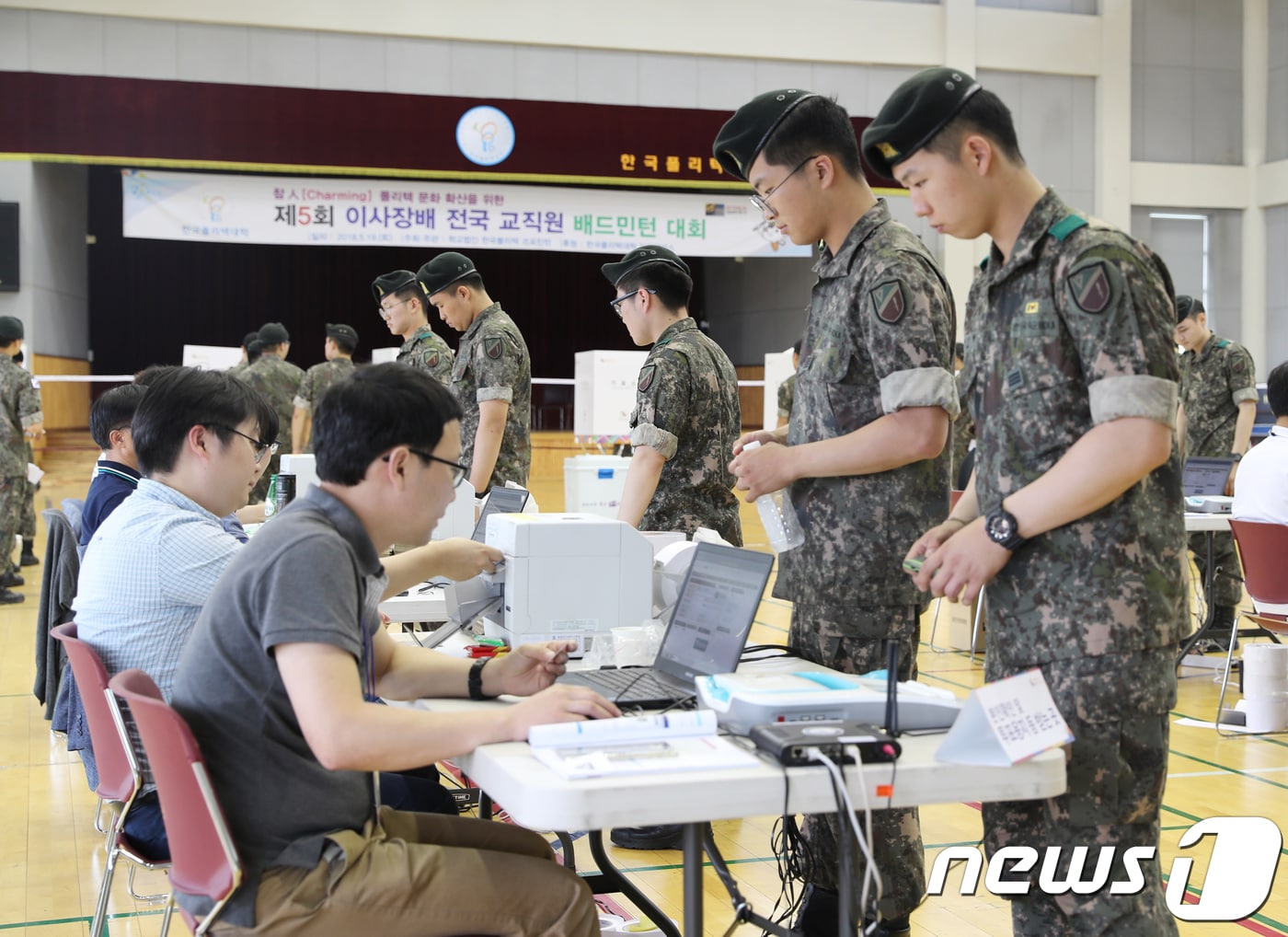 6·13 지방선거 사전투표일인 8일 17사단 장병들이 인천시 부평구 한국폴리텍대학 인천캠퍼스에서 투표용지를 받기 위해 기다리고 있다.2018.6.8/뉴스1 ⓒ News1 정진욱 기자