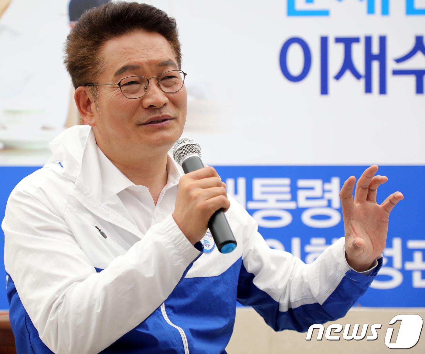 송영길 더불어민주당 국회의원(북방경제위원장)이 8일 오전 강원 춘천시 이재수 시장 후보 선거 사무소에서 열린 북방경제 정책 간담회에서 춘천과 연계된 북방경제 정책을 발표하고 있다. 2018.6.8/뉴스1 ⓒ News1 김경석 기자