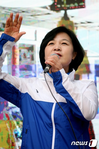 추미애 더불어민주당 대표가 9일 오후 경북 안동시 남문동 안동문화의 거리에서 이삼걸 안동시장 후보 합동 유세에 오중기 경북도지사 후보와 함께 참석해 지원 유세에 나서고 있다. 2018.6.9/뉴스1 ⓒ News1 피재윤 기자