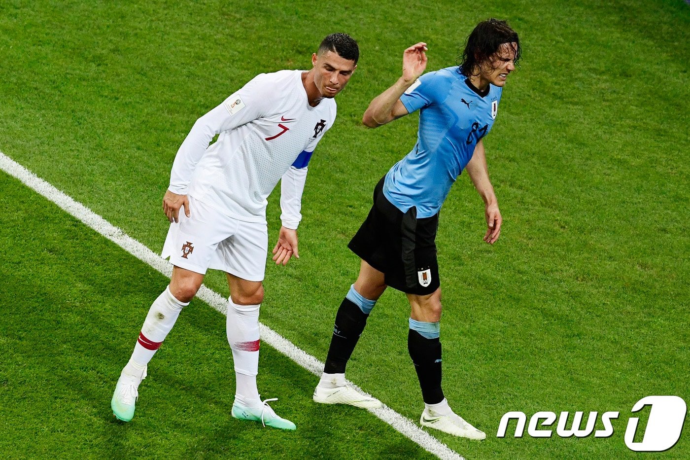 에딘손 카바니가 1일(한국시간) 러시아 소치의 피시트 스타디움에서 열린 2018 FIFA 러시아 월드컵 16강전 포르투갈과 경기 후반 크리스티아누 호날두의 부축을 받아 골라인 밖으로 나가고 있다. ⓒ AFP=News1