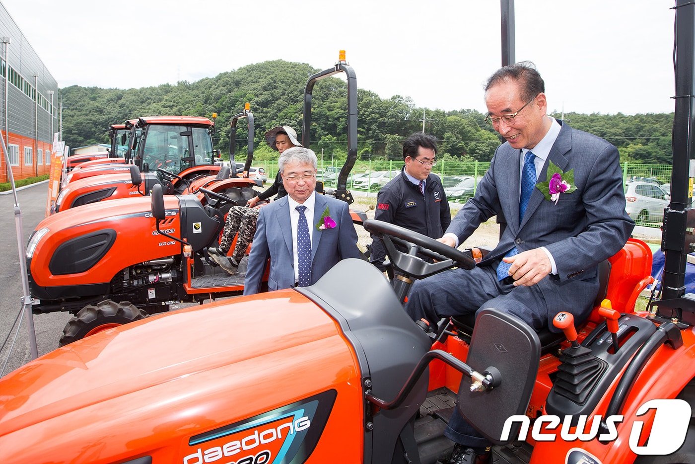 11일 경북 구미시 장천면 송신로에서 열린 대동공업(주) 경북지역본부 신사옥 준공식에서 장세용(왼쪽) 구미시장이 하창욱 대동공업 사장으로부터 대동농기계에 대한 설명을 듣고 있다(구미시제공)2018.7.11/뉴스1 ⓒ News1 정우용 기자