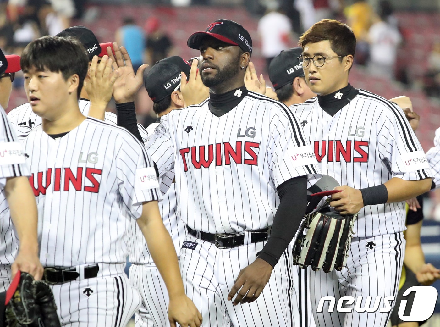 11일 서울 송파구 잠실야구장에서 열린 프로야구 2018 KBO 리그 SK 와이번스와 LG 트윈스의 경기에서 3대1로 승리한 LG 선수들이 기뻐하고 있다. 2018.7.11/뉴스1 ⓒ News1 송원영 기자