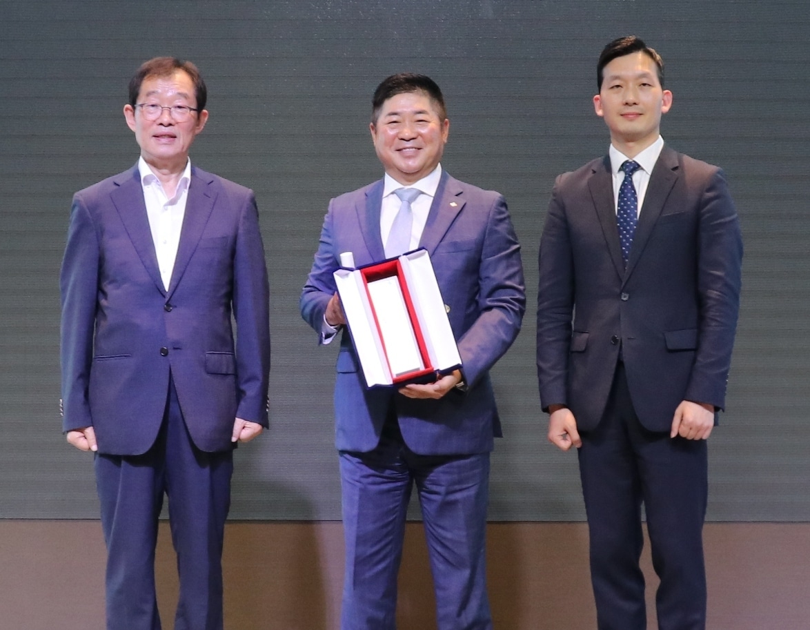 11일 이재호 CJ제일제당 경영지원총괄 부사장(가운데)과 이용득 더불어민주당 국회의원(왼쪽), 김정훈 UN지원SDGs한국협회 사무대표(오르쪽)가 기념 사진을 촬영하고 있다. ⓒ News1