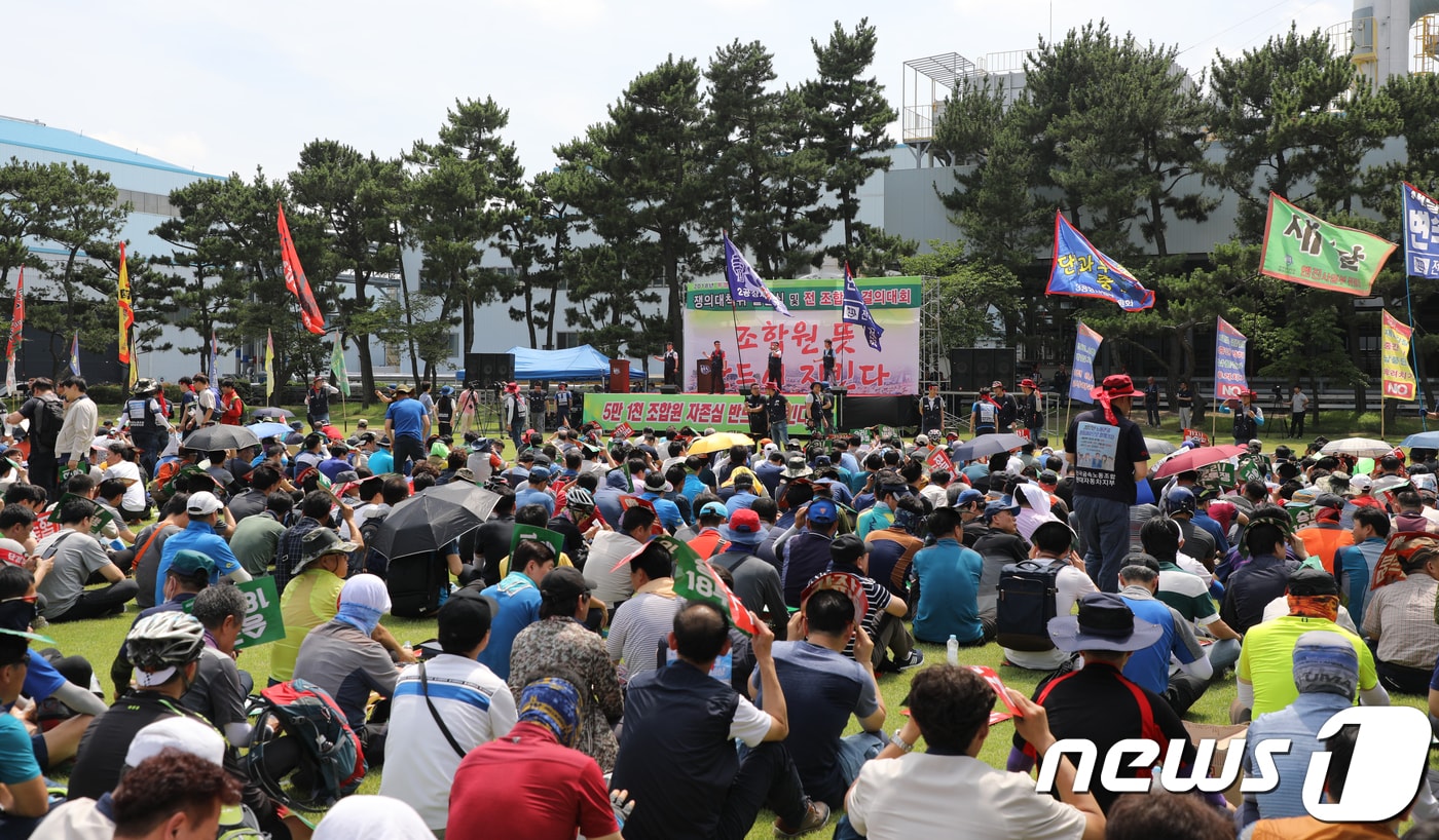 전국금속노동조합 현대자동차지부 조합원들이 12일 현대차 울산공장에서 파업집회를 하고 있다(뉴스1DB)ⓒ News1
