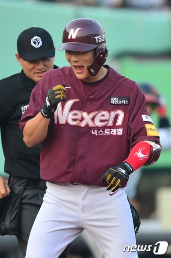 14일 오후 울산시 문수야구장에서 열린 2018 KBO신한은행 마이카 올스타전 3회초 무사 나눔팀 김하성이 좌익수를 넘기는 솔로포를 날린 후 홈에서 자축하고 있다.2018.7.14/뉴스1 ⓒ News1 최창호 기자