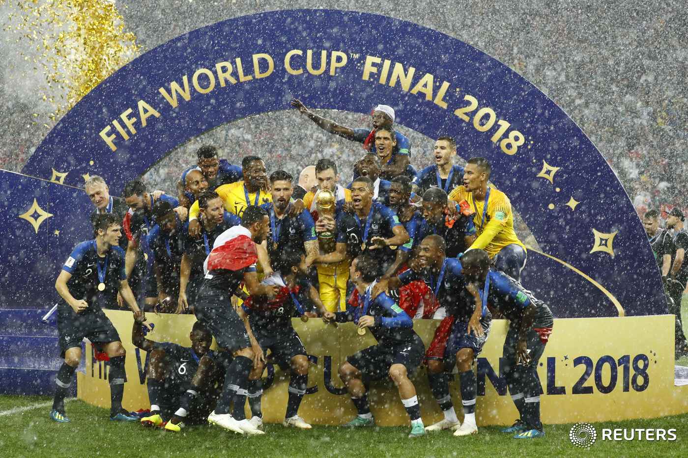 프랑스 선수들이 16일(한국시간) 러시아 루즈니키 스타디움에서 열린 2018 국제축구연맹(FIFA) 러시아 월드컵 결승전 크로아티아와 경기에서 4대2로 승리를 거둔 뒤 우승 트로피를 들고 세리머니를 하고 있다. 2018.7.16 ⓒ 로이터=뉴스1 ⓒ News1 임세영 기자