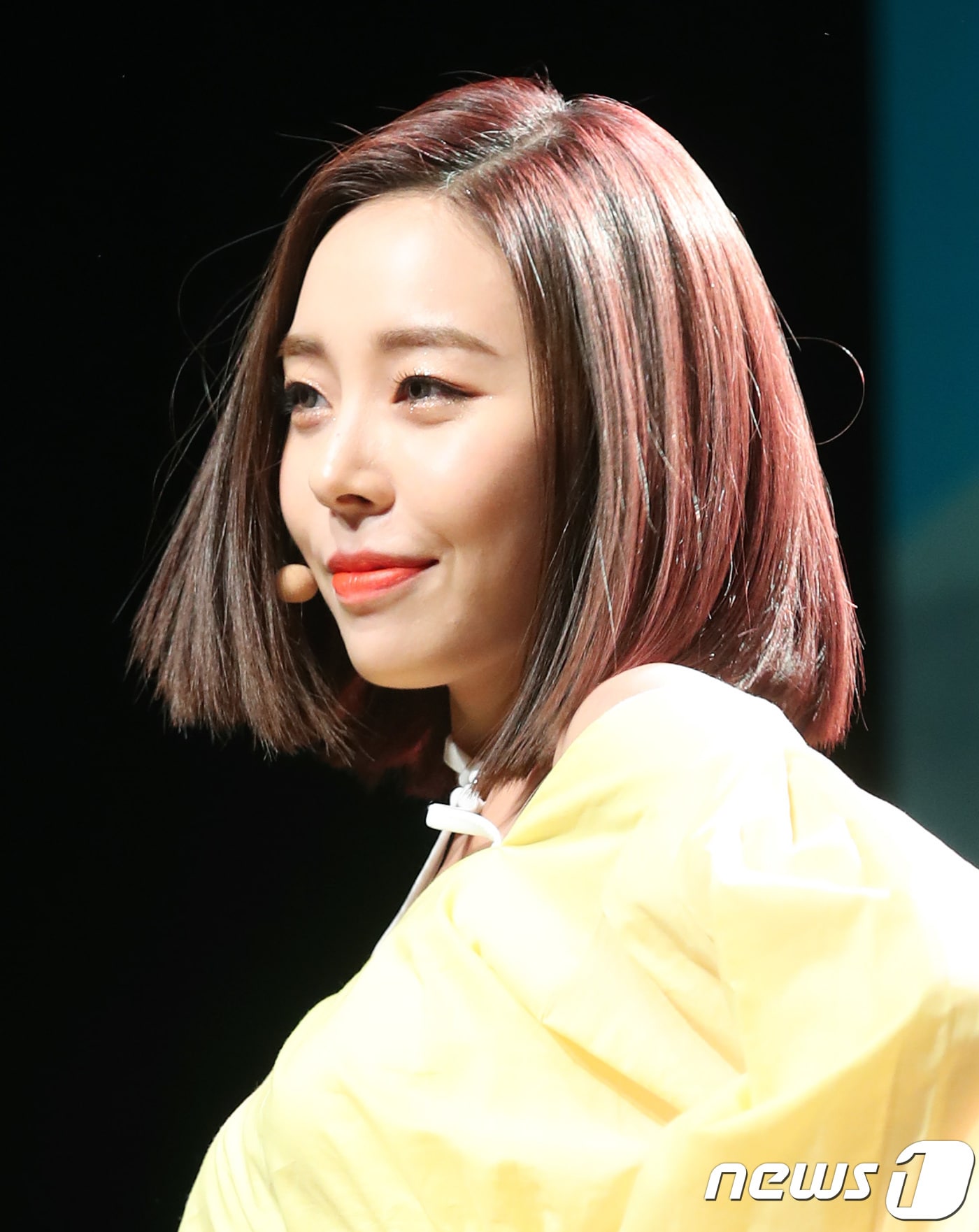 레이디스 코드(LADIES' CODE) 애슐리가 17일 오후 서울 강남구 일지아트홀에서 열린 첫 번째 솔로 싱글앨범 ‘히얼 위 아(HERE WE ARE)’ 발매기념 쇼케이스에 참석해 화려한 무대를 선보이고 있다. 2018.7.17./뉴스1 ⓒ News1 권현진 기자