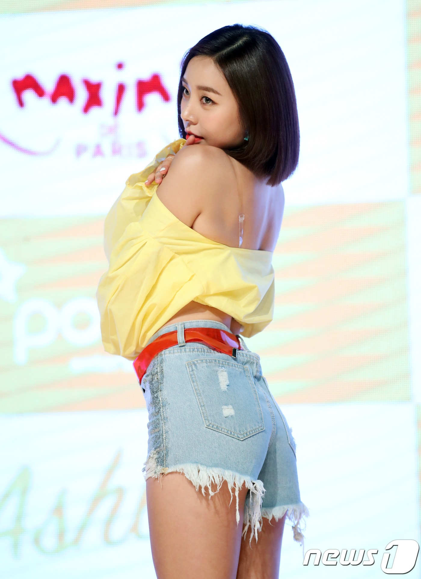 레이디스 코드(LADIES' CODE) 애슐리가 17일 오후 서울 강남구 일지아트홀에서 열린 첫 번째 솔로 싱글앨범 ‘히얼 위 아(HERE WE ARE)’ 발매기념 쇼케이스에 참석해 포즈를 취하고 있다. 2018.7.17./뉴스1 ⓒ News1 권현진 기자