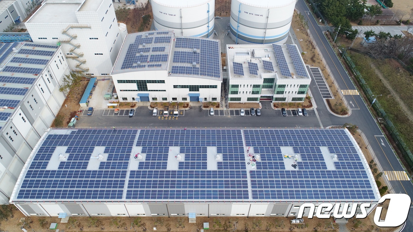 태안화력발전소 부대건물 지붕에 설치한 13.9MW 규모의 태양광. ⓒNews1
