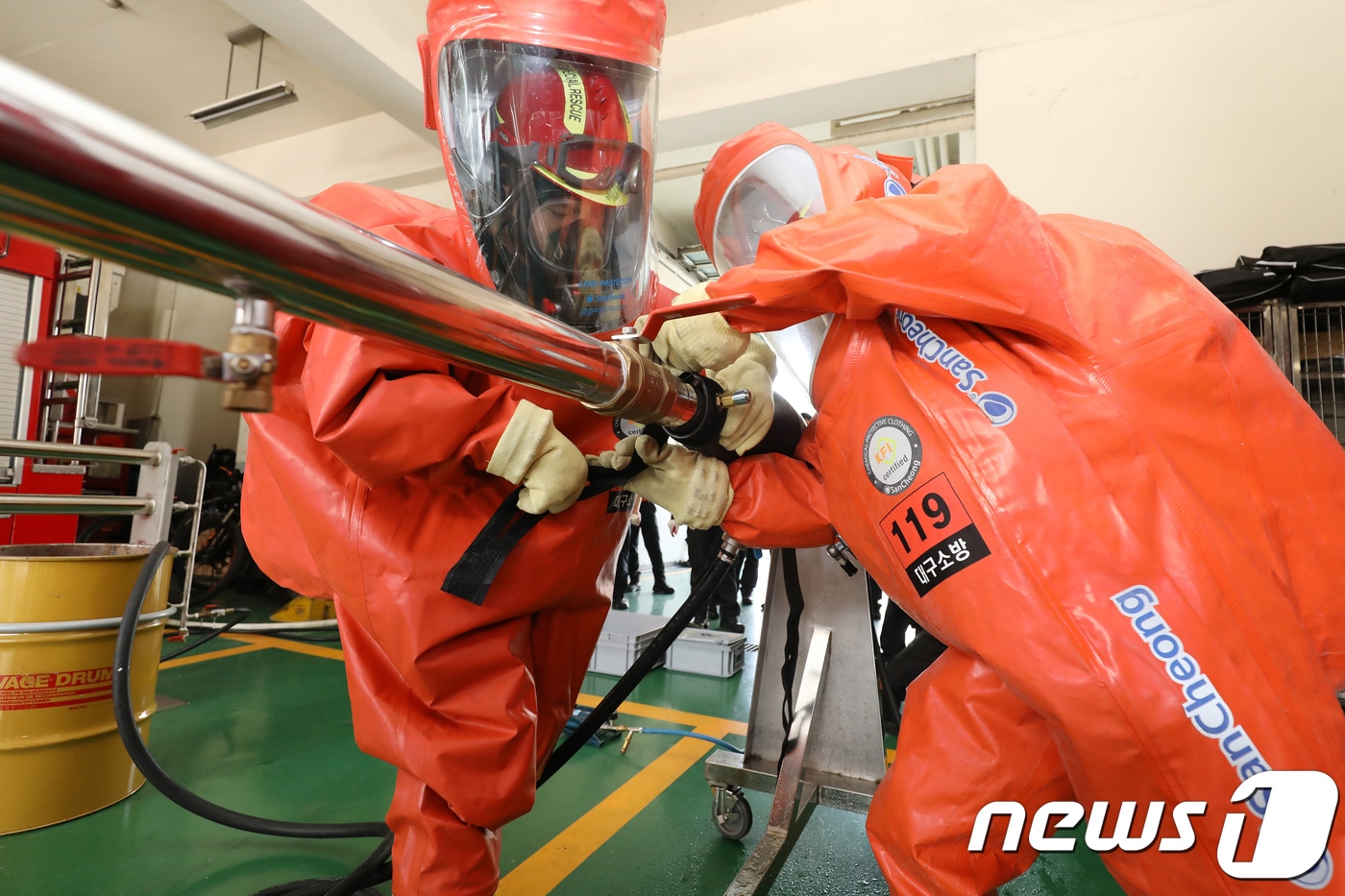 레벨A(완전 밀폐형) 화학보호복을 착용한 대구소방안전본부 119특수구조대가 19일 대구 달서소방서에서 화학물질 누출상황을 가정해 초동대응법과 관련 장비사용 시범을 보이고 있다.. 2018.7.19/뉴스1 ⓒ News1 공정식 기자