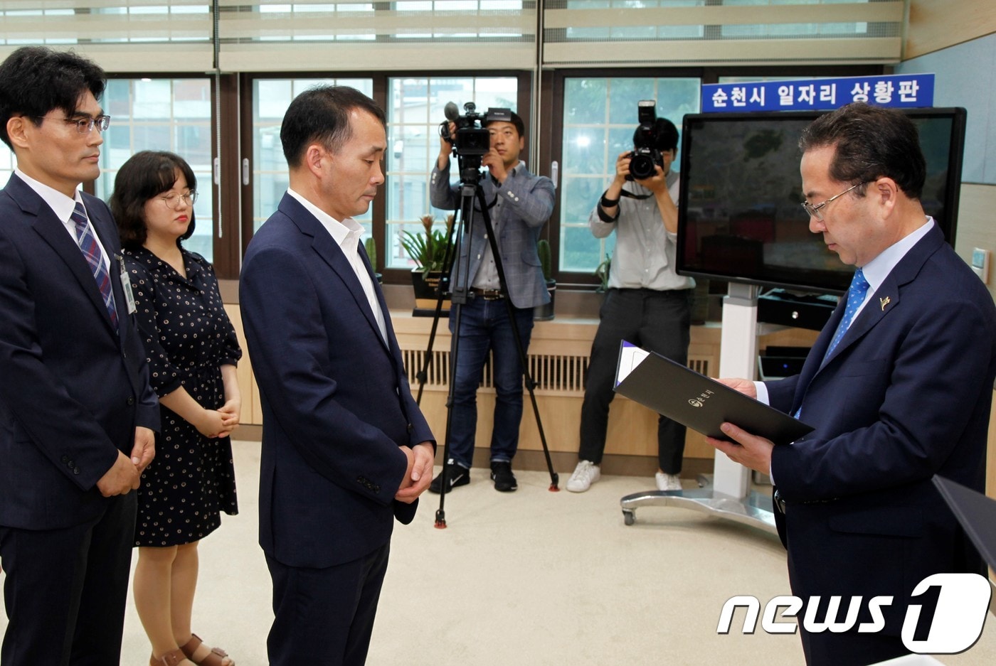 허석 순천시장이 2일 오전 이종관 비서실장(왼쪽 세번째)에게 임명장을 수여하고 있다.2018.7.2/뉴스1 ⓒ News1 지정운 기자