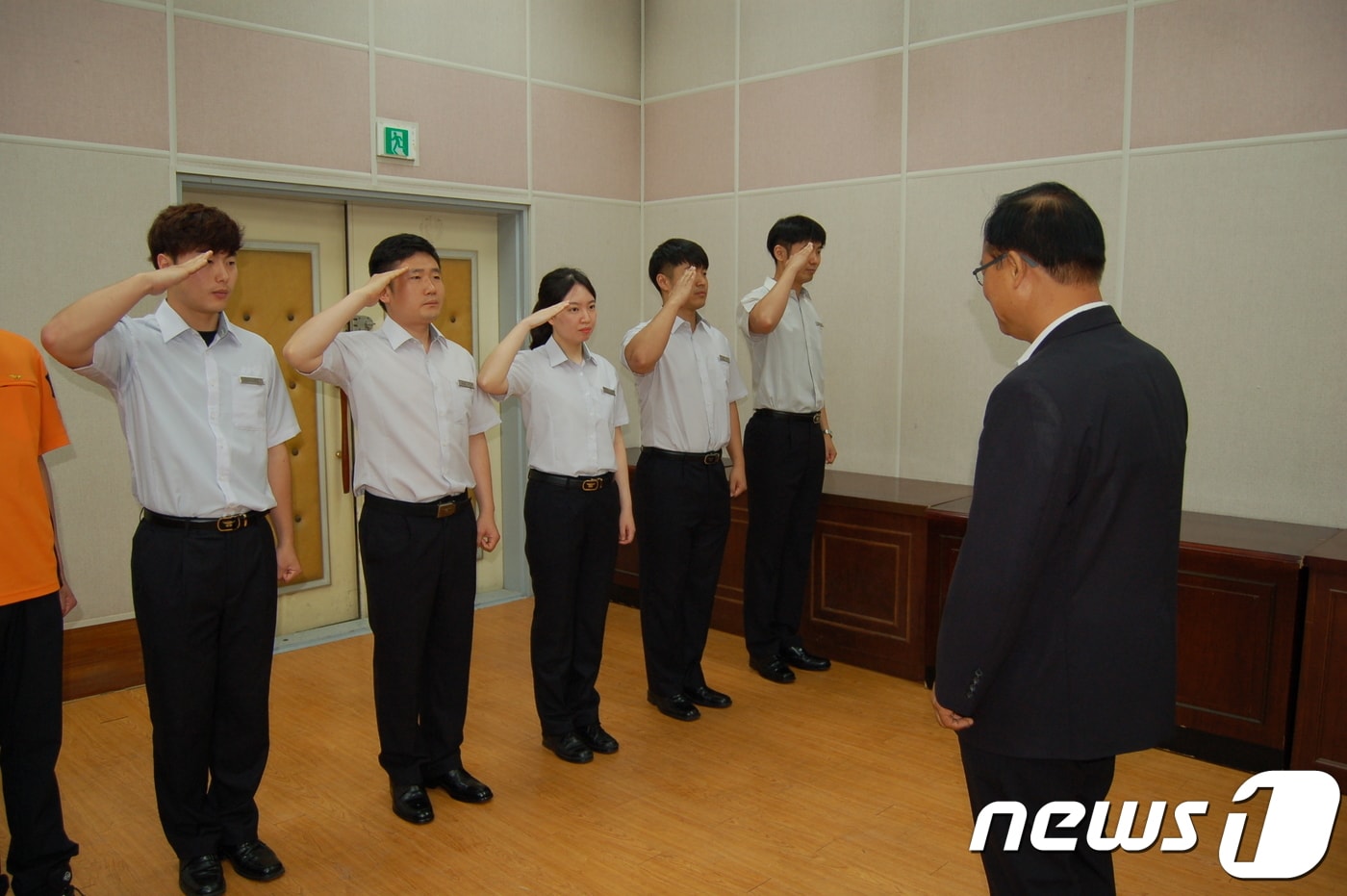 박을용 계양소방서장이 2일 2018년 상반기 자랑스러운 소방관 및 소방유공자 표창장 수여식에서 선발된 직원들에게 표창장을 수여하고 있다.(계양소방서 제공)2018.7.2/뉴스1 ⓒ News1 박아론 기자