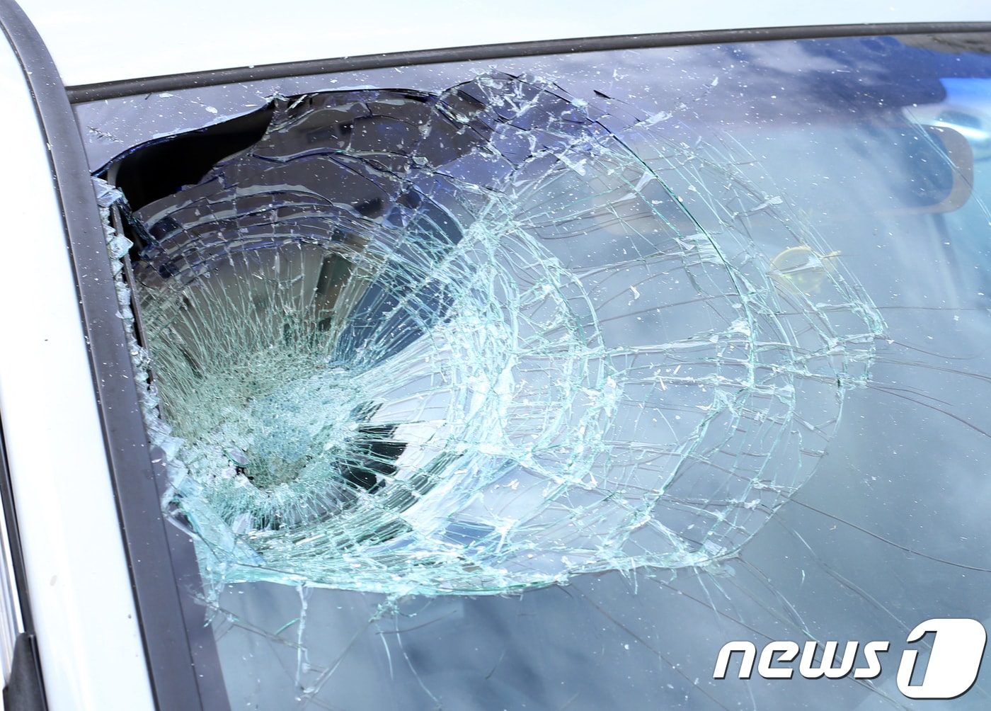 지난 22일 오후 광주 광산구 송정동 모 아파트에 주차된 차량의 전면유리가 산산조각 나 있다. 차 주인은 21일 오후 8시쯤 우유 팩이 차량 앞유리에 박혀 있는 것을 발견하고 경찰에 신고했다.2018.7.22/뉴스1 ⓒ News1 한산 기자
