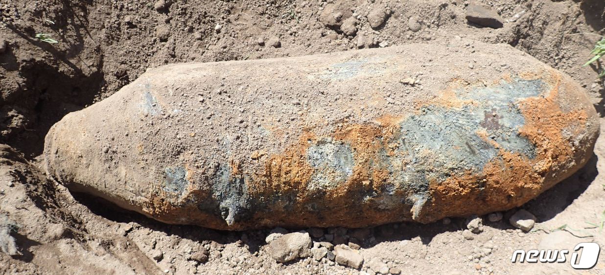 강원도 춘천 소양로 일대 공사장에서 발견된 대형 불발탄(공군 제8전투비행단 제공) ⓒ News1 