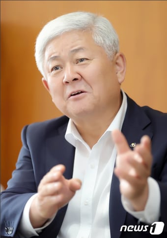 황인홍 전북자치도 무주군수가 전북 무주군 무주군청에서 뉴스1 전북본부와 인터뷰를 하고 있다./뉴스1 ⓒ News1