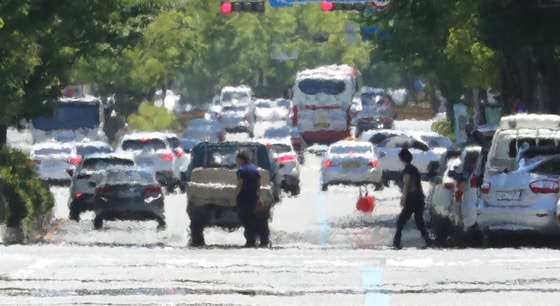 전북 전주시 기린대로에 아지랑이가 피어오르고 있다. 기상청은 당분간 낮에는 폭염이, 밤에는 열대야 현상이 계속될 것으로 전망했다.2018.7.24/뉴스1 ⓒ News1 