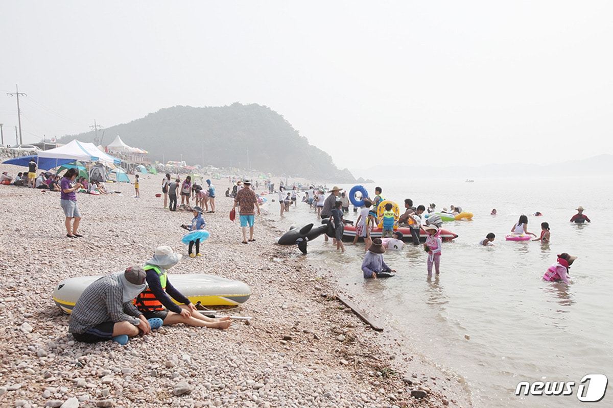 몽돌로 이루어진 벌천포해수욕장ⓒ News1