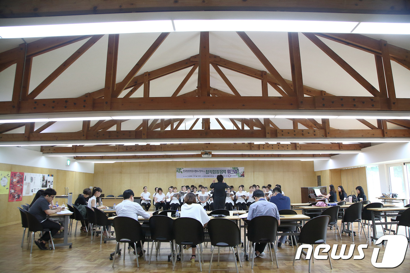 한국합창작곡가협회 회원들이 미발표 합창곡에 대한 개선점을 논의하고 있다. ⓒ News1