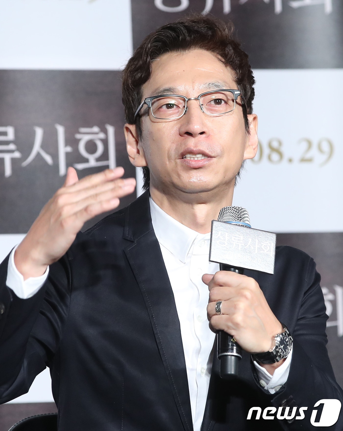 변혁 감독이 31일 오전 서울 광진구 롯데시네마 건대입구에서 열린 영화 ‘상류사회’ 제작보고회에 참석해 취재진 질문에 답하고 있다. ‘상류사회'는 각자의 욕망으로 얼룩진 부부가 아름답고도 추악한 상류사회로 들어가기 위해 모든 것을 내던지면서 벌어지는 이야기를 그린 작품이다, 2018.7.31./뉴스1 ⓒ News1 권현진 기자