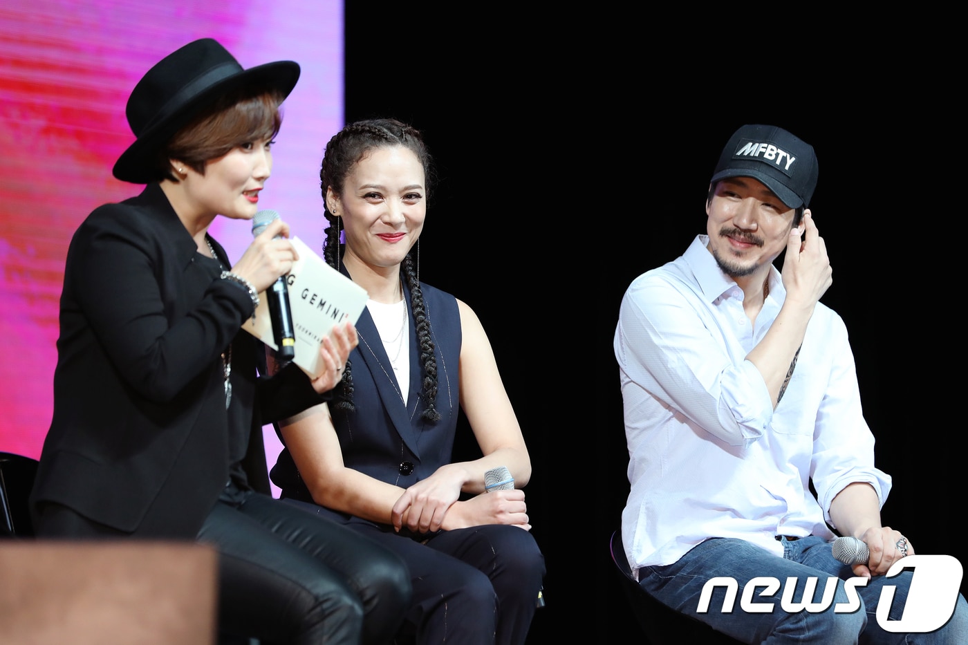 방송인 박경림(왼쪽부터), 가수 윤미래, 타이거 JK가 5일 오후 서울 광진구 예스이십사라이브홀에서 진행된 새 앨범 'GEMINI 2' 음감회에 참석해 새 앨범에 대한 이야기를 나누고 있다. 2018.7.5./뉴스1 ⓒ News1 강고은 에디터