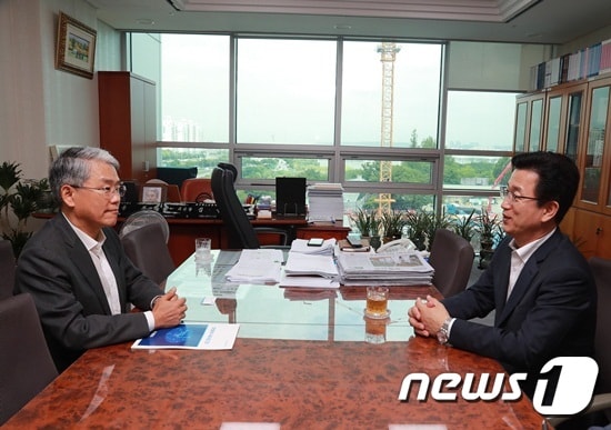 허태정 대전시장(오른쪽)이 5일 국회를 찾아 김동철 바른미래당 비대위원장에게 지역 현안에 대한 지원을 요청하고 있다. ⓒ News1