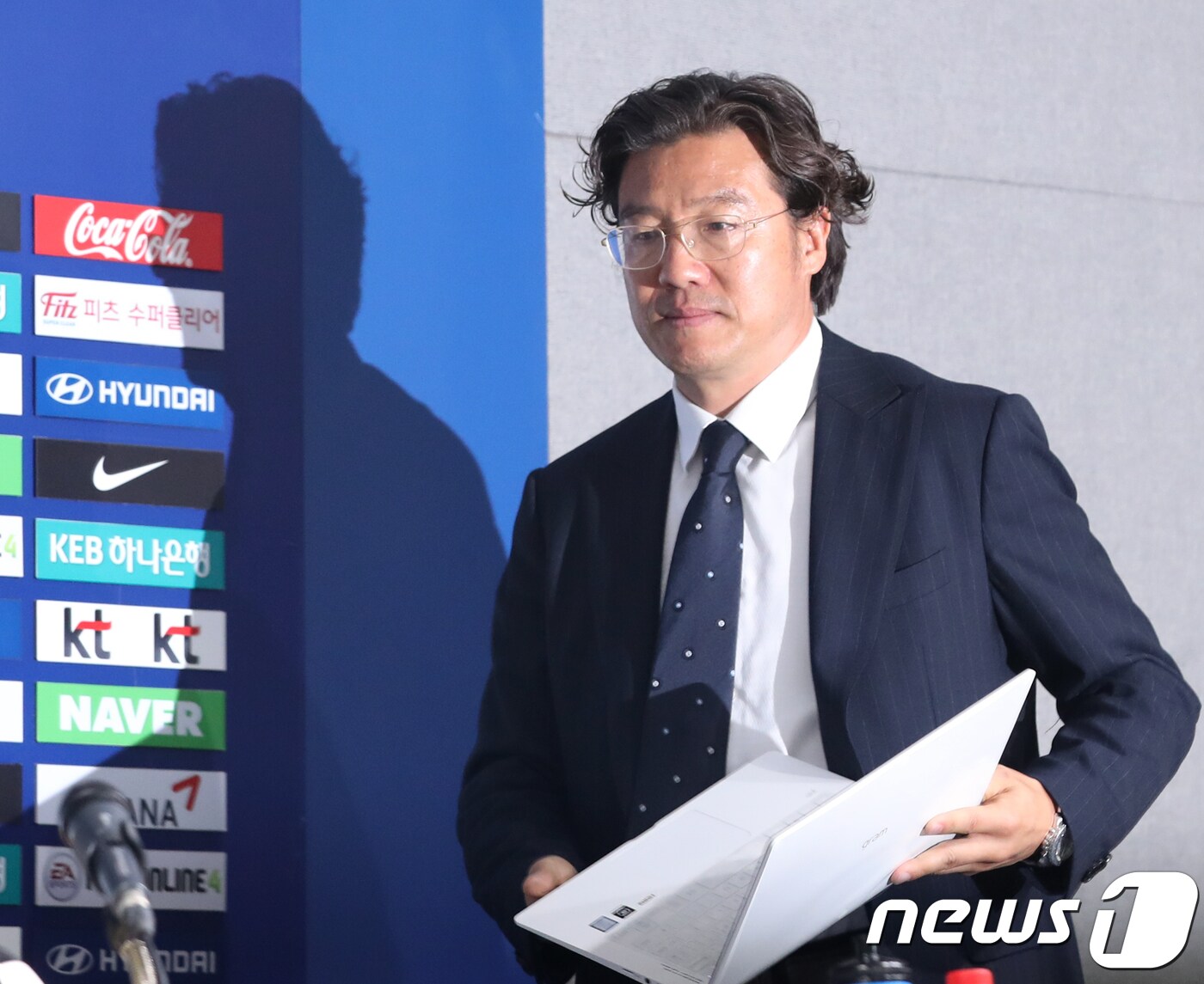 김판곤 대한축구협회 국가대표감독 선임위원장이 4일 오후 서울 종로구 축구협회에서 열린 국가대표감독선임 소위원회를 마치고 기자회견을 위해 입장 하고 있다. 2018.7.4/뉴스1 ⓒ News1 송원영 기자