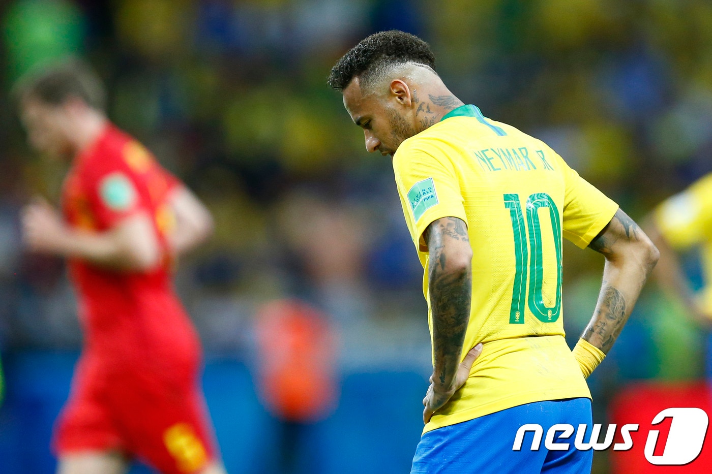 브라질의 네이마르가 7일(한국시간) 러시아 카잔의 카잔 아레나에서 열린 벨기에와의 2018 국제축구연맹(FIFA) 러시아 월드컵 8강전에서 실점 후 고개를 숙이고 있다. ⓒ AFP=News1