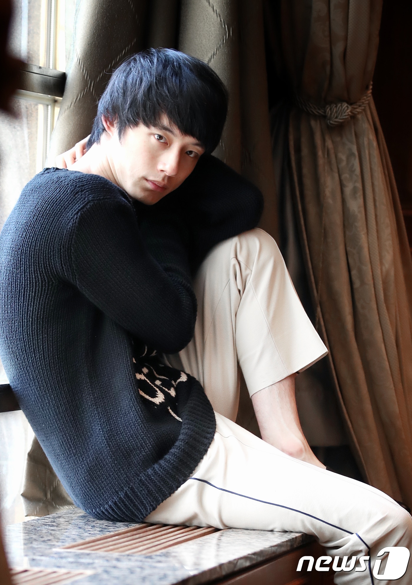 일본 배우 사카구치 켄타로가 4일 오후 서울 논현동 임피리얼팰리스에서 뉴스1과의 인터뷰에 앞서 포즈를 취하고 있다. 사카구치 켄타로는 오는 11일 개봉을 앞둔 영화 ‘오늘밤, 로맨스 극장에서’에 출연했다. 극중 그는 영화감독 지망생 마키노 켄지 역을 맡았다. '오늘 밤, 로맨스 극장에서'는 고전 영화 상영관인 ‘로맨스 극장’에서 현실로 나오게 된 흑백 영화 속 공주님 ‘미유키’(아야세 하루카와 분)와 사랑에 빠지게 된 ‘켄지’의 마법 같은 러브 스토리를 그린 작품이다. 2018.7.7./뉴스1 ⓒ News1 권현진 기자