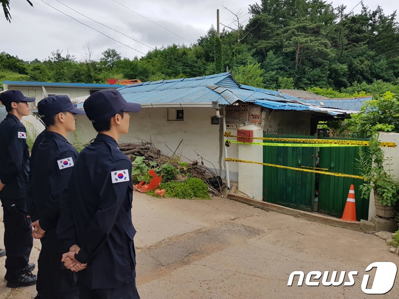 지난 8일 낮 12시49분쯤 경북 영양군 영양읍 가정집에서 난동이 났다는 신고를 받고 출동한 영양경찰서 영양파출소 소속 B경위(51)와 C경위(53)가 집 주인 아들인 A씨(42)가 휘두른 흉기에 찔려 B경위가 숨지고 C경위가 부상했다.사건 현장에 경찰 병력이 배치돼 외부인 출입을 통제하고 있다.2018.7.8/뉴스1 ⓒ News1 피재윤 기자