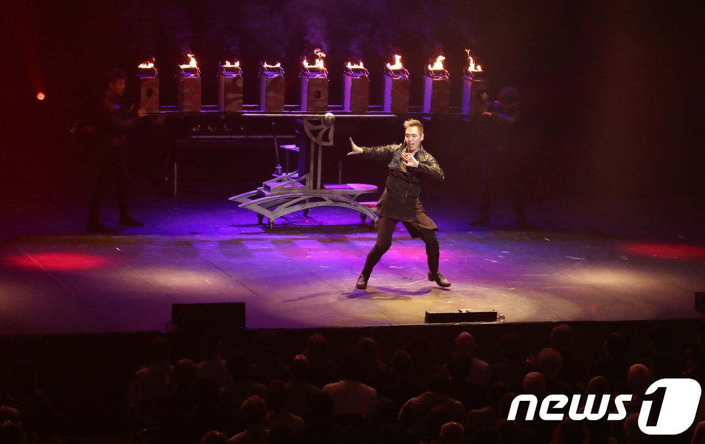9일 오후 부산 해운대구 벡스코 오디토리움에서 열린 '2018 부산세계마술챔피언쉽'에서 이은결 마술사가 개막공연을 하고 있다. 이 공연은 오는 15일까지 열리며 50여 개국 2천300여 명의 마술사가 참여한다. 2018.7.9/뉴스1 ⓒ News1 DB