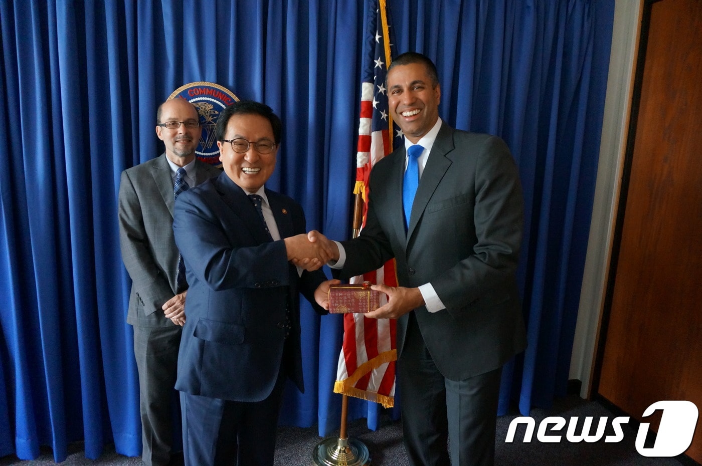 유영민 과기정통부 장관이 31일 오후 미국 워싱턴 연방통신위원회(FCC) 회의실에서 아직파이 연방통신위원회 위원장과 양국 간 5G 및 방송 통신 분야 협력 방안에 대해 논의한 후 선물교환을 하고 있다. (과기정통부 제공) ⓒ News1