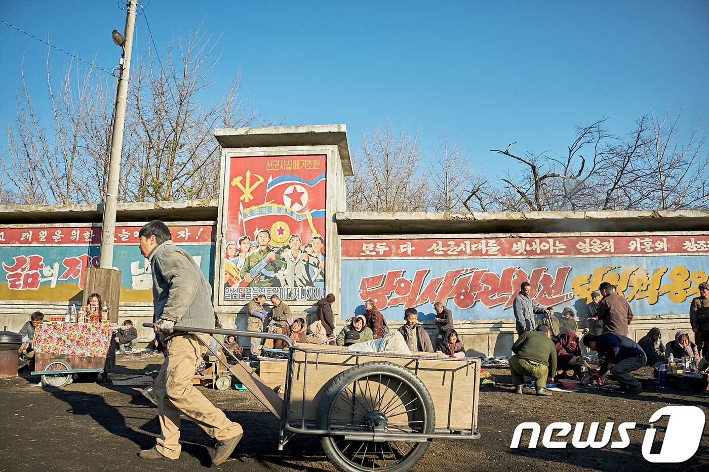 공작에서 북한의 현실을 신랄하게 보여주는 대표적 장소인 평안북도 영변군 구룡강 장마당으로 나온 DB메탈 사택의 스틸컷. (동해시 제공) 2018.8.14/뉴스1 ⓒ News1 서근영 기자