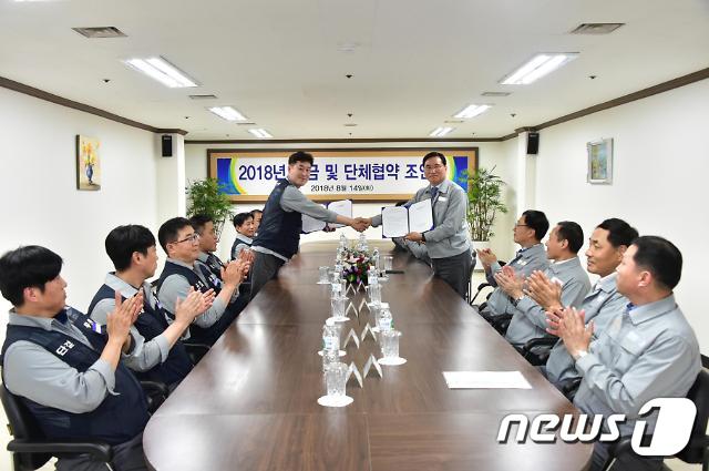현대미포조선 노사는 14일 울산 본사 한우리회관에서 한영석 사장과 조영태 노조위원장 등 노사 대표가 참석한 가운데 올해 임금 및 단체협약 조인식을 가졌다. ⓒ News1
