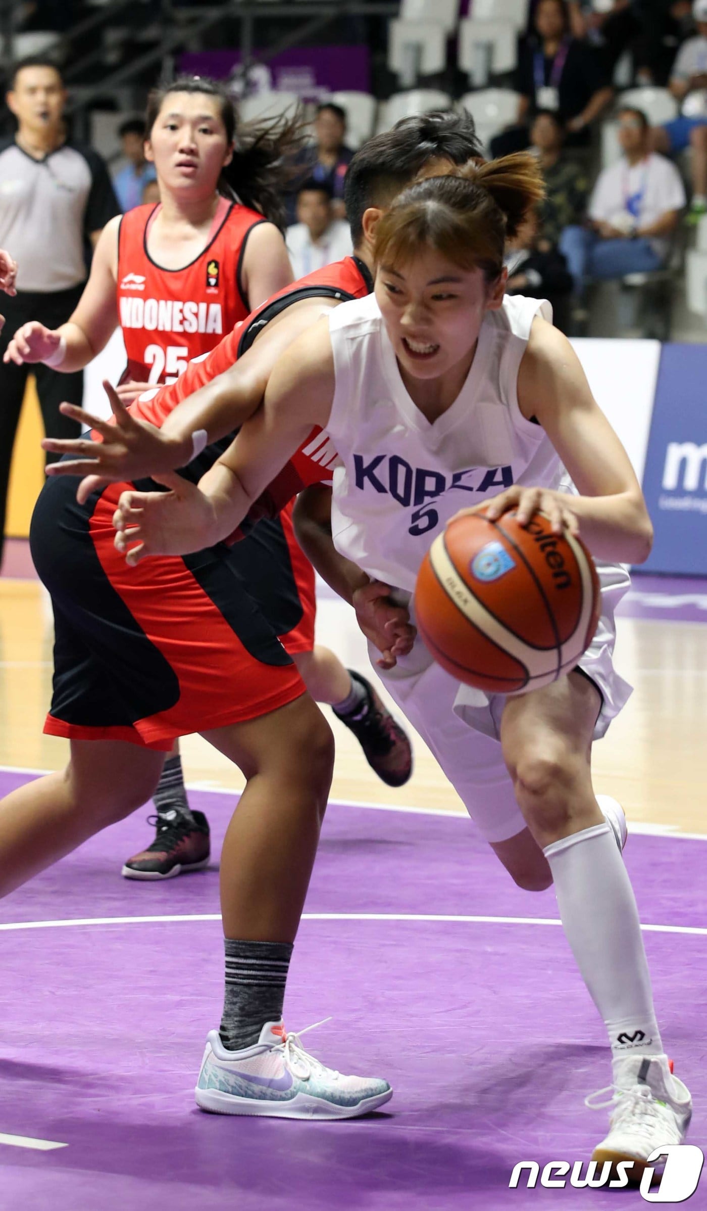 15일 오후 인도네시아 자카르타 GBK 바스켓홀에서 열린 2018 자카르타-팔렘방 아시안게임 여자 농구 예선 A조 1차전에서 남북단일팀 박혜진이 수비수를 따돌리며 골밑 돌파를 하고 있다. 2018.8.15./뉴스1 ⓒ News1 김명섭 기자