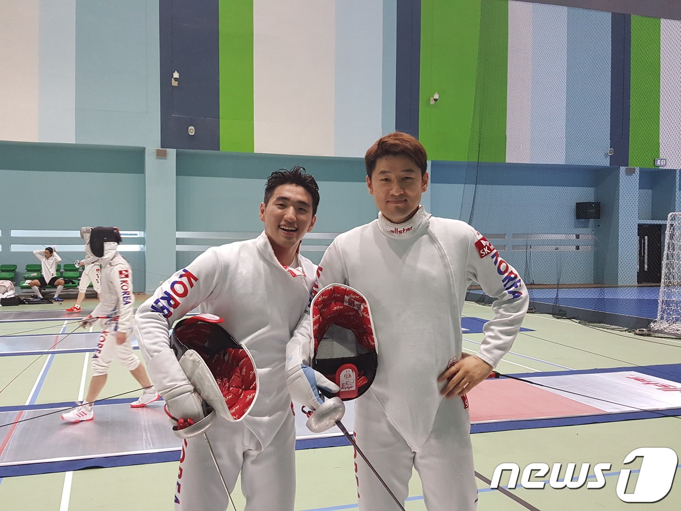 2018 자카르타-팔렘방 아시안게임에 출전하는 펜싱 남자 에페 대표팀의 정진선과 박상영(왼쪽)이 훈련 중 밝은 얼굴로 사진 촬영을 하고 있다. ⓒ News1