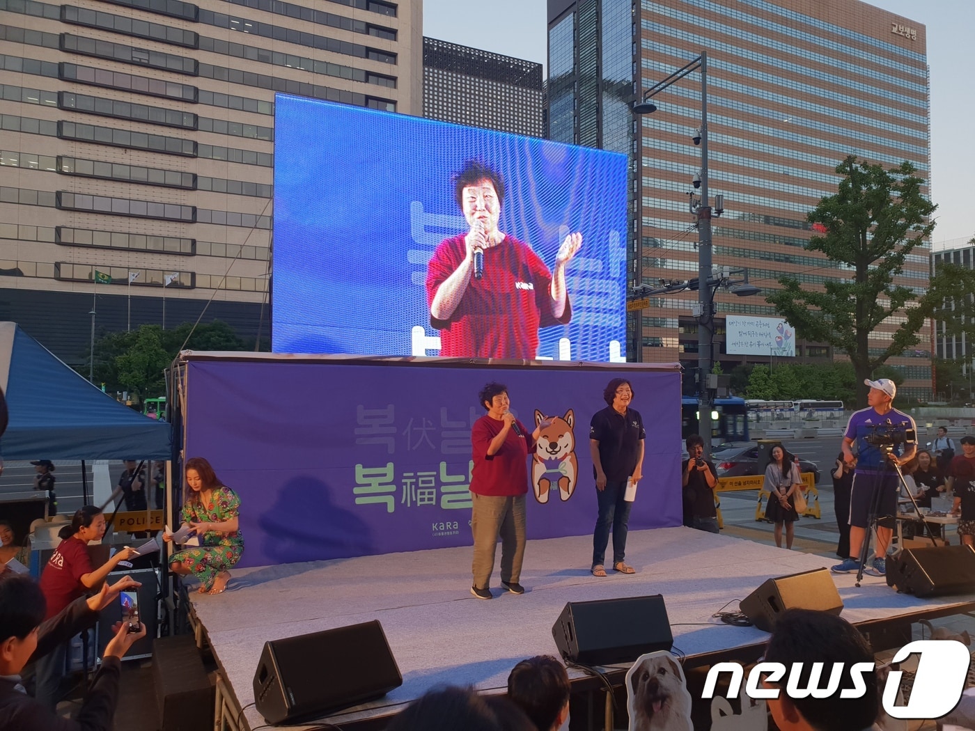 동물권행동 카라와 동물자유연대는 이날 오후 7시 '복날은 가라'를 개최하고 개식용 종식이 이뤄져야 한다고 밝혔다. 임순례 카라 대표(왼쪽)와 조희경 동물자유연대 대표가 인사말을 하고 있는 모습.ⓒ News1 이기림 기자