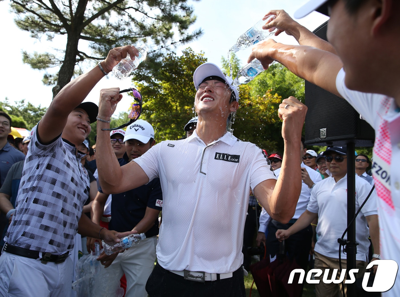 19일 경남 양산 통도 파인이스트 CC에서 열린 동아회원권그룹 부산오픈 최종라운드에서 우승한 김태훈이 축하 물세례를 받고 있다. (KPGA 제공) 2018.8.19/뉴스1