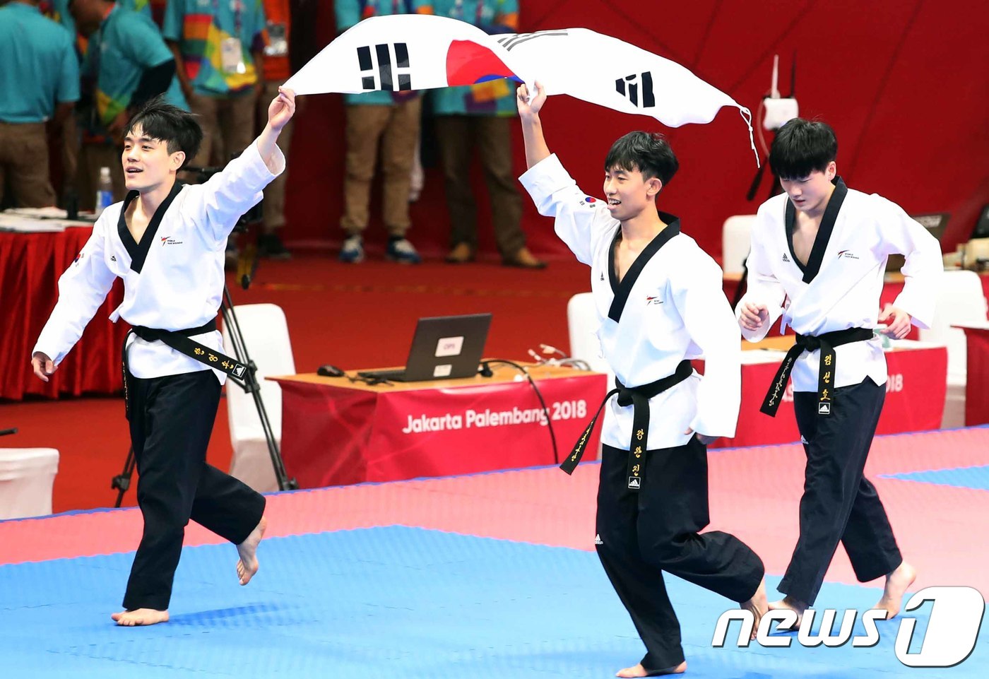 19일 인도네시아 자카르타 컨벤션센터에서 열린 2018 자카르타·팔렘방 아시안게임 태권도 품새 경기 남자 단체전 결승에서 금메달을 획득한 한영훈(왼쪽).  2018.8.19/뉴스1 ⓒ News1 김명섭 기자