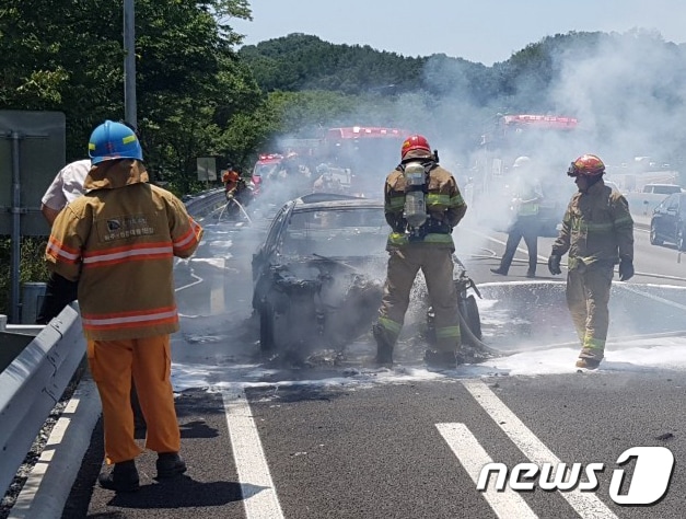 2일 오전 11시45분쯤 강원 원주시 부론면 흥호리 소재 강릉방향 영동고속도로에서 A씨(28·여)가 몰던 BMW 520d 차량에 불이 나 119구조대원이 진화작업을 하고 있다.(강원지방경찰청 제공) 2018.8.2/뉴스1 ⓒ News1 최석환 기자