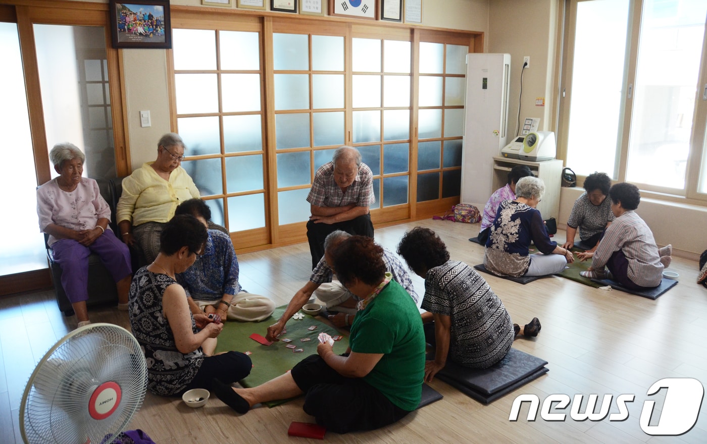 폭염이 기승을 부린 2일 강원 홍천군 홍천읍의 한 경로당에서 노인들이 더위를 피하고 있다.강원도는 도내 경로당 등에 냉방비를 지원하고 더위 심터로 활용해 일반인에게 개방하고 있다.홍천은 이날 오후 2시 30분 기준 38.1도를 기록했다.2018.8.2/뉴스1 ⓒ News1 이찬우 기자