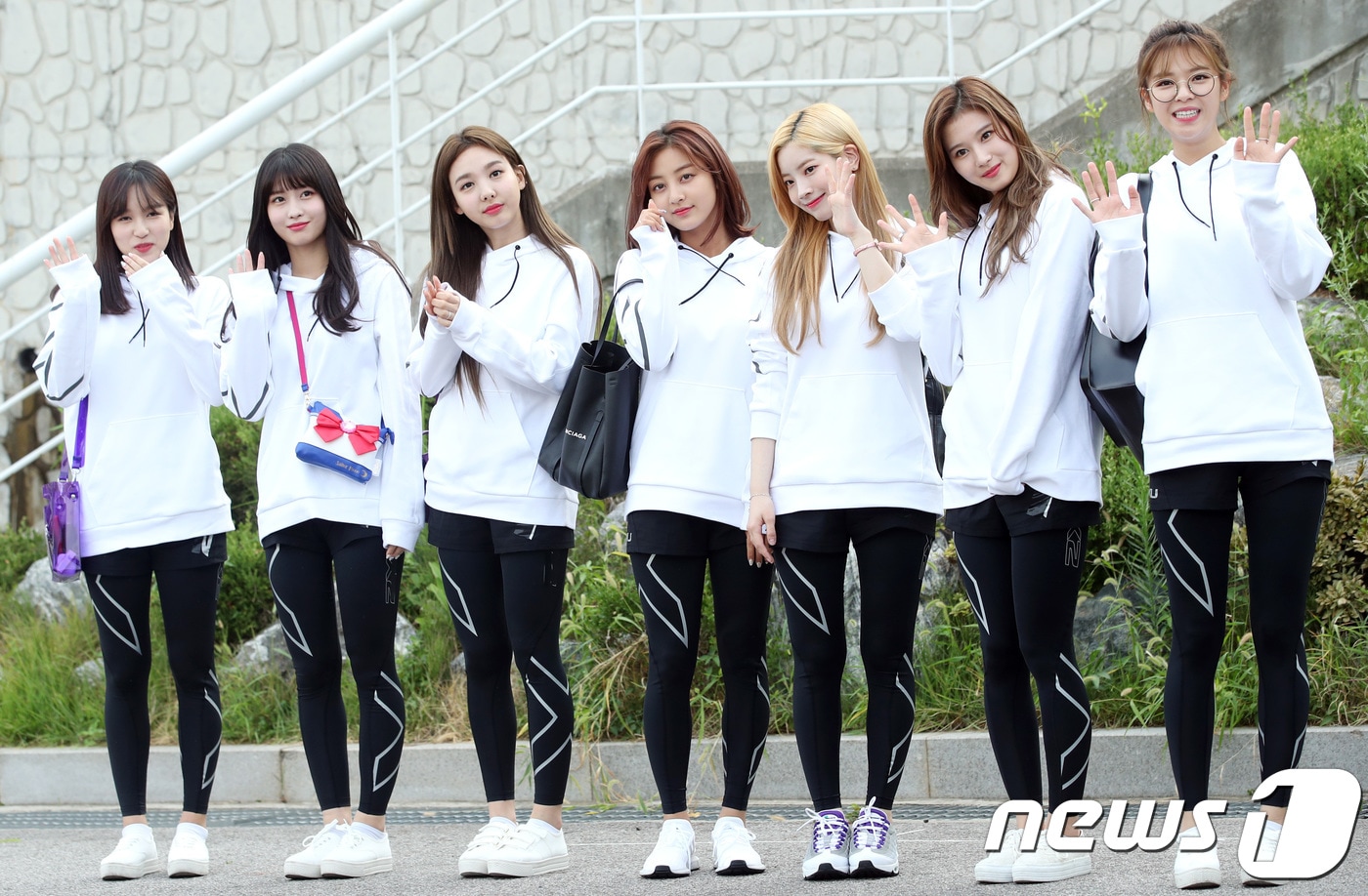 트와이스가 20일 오전 고양체육관에서 열리는 MBC 추석특집 ‘2018 아이돌스타 육상 선수권대회’(아육대) 녹화에 참석해 포즈를 취하고 있다. 왼쪽부터 미나, 모모, 나연, 지효, 다현, 사나, 정연. 2018.8.20./뉴스1 ⓒ News1 권현진 기자