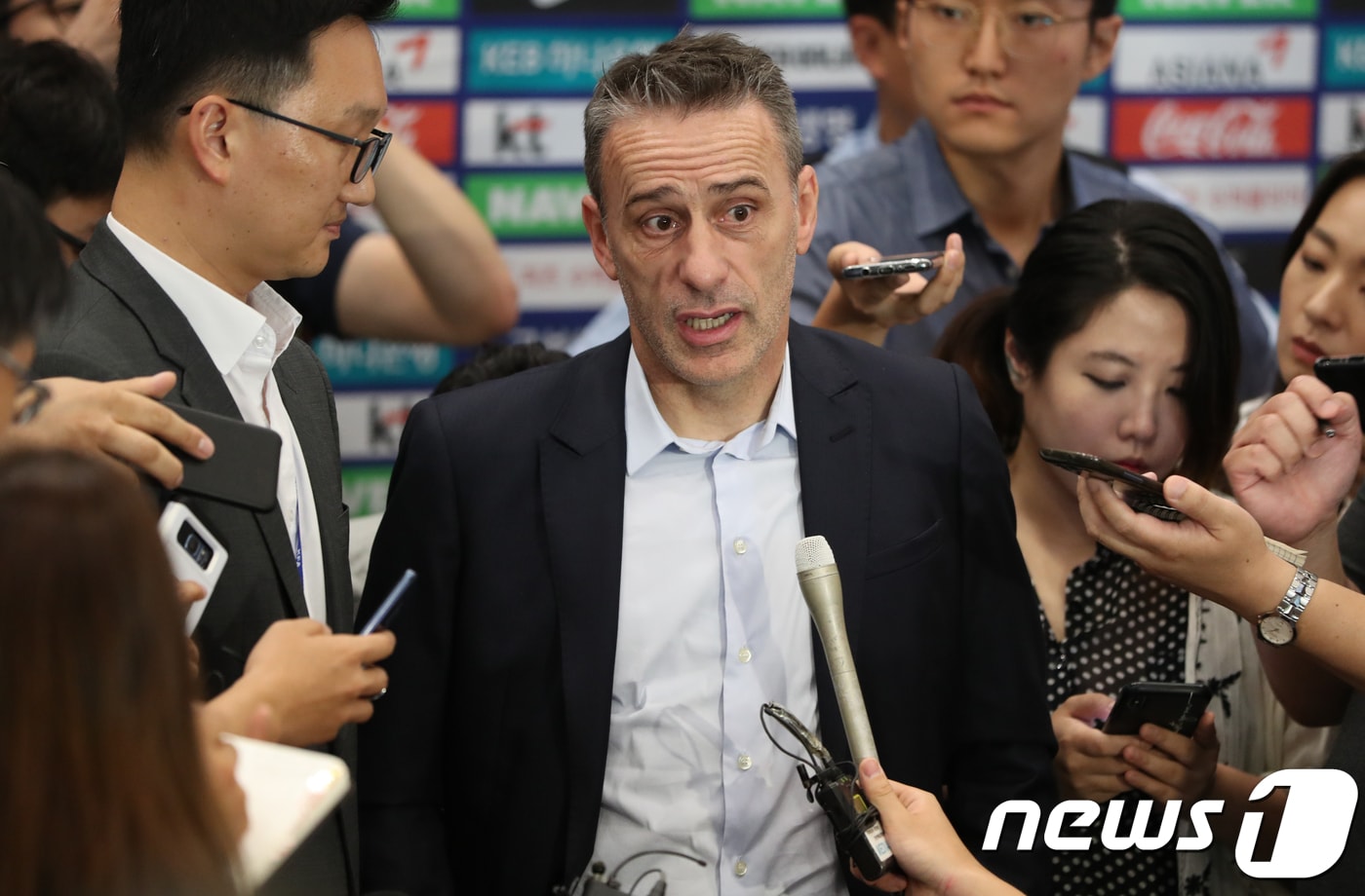 한국 축구대표팀의 새 사령탑으로 선임된 포르투갈 출신의 파울루 벤투 감독이 20일 인천국제공항을 통해 입국한 뒤 취재진의 질문에 답하고 있다. 2018.8.20/뉴스1 ⓒ News1 허경 기자